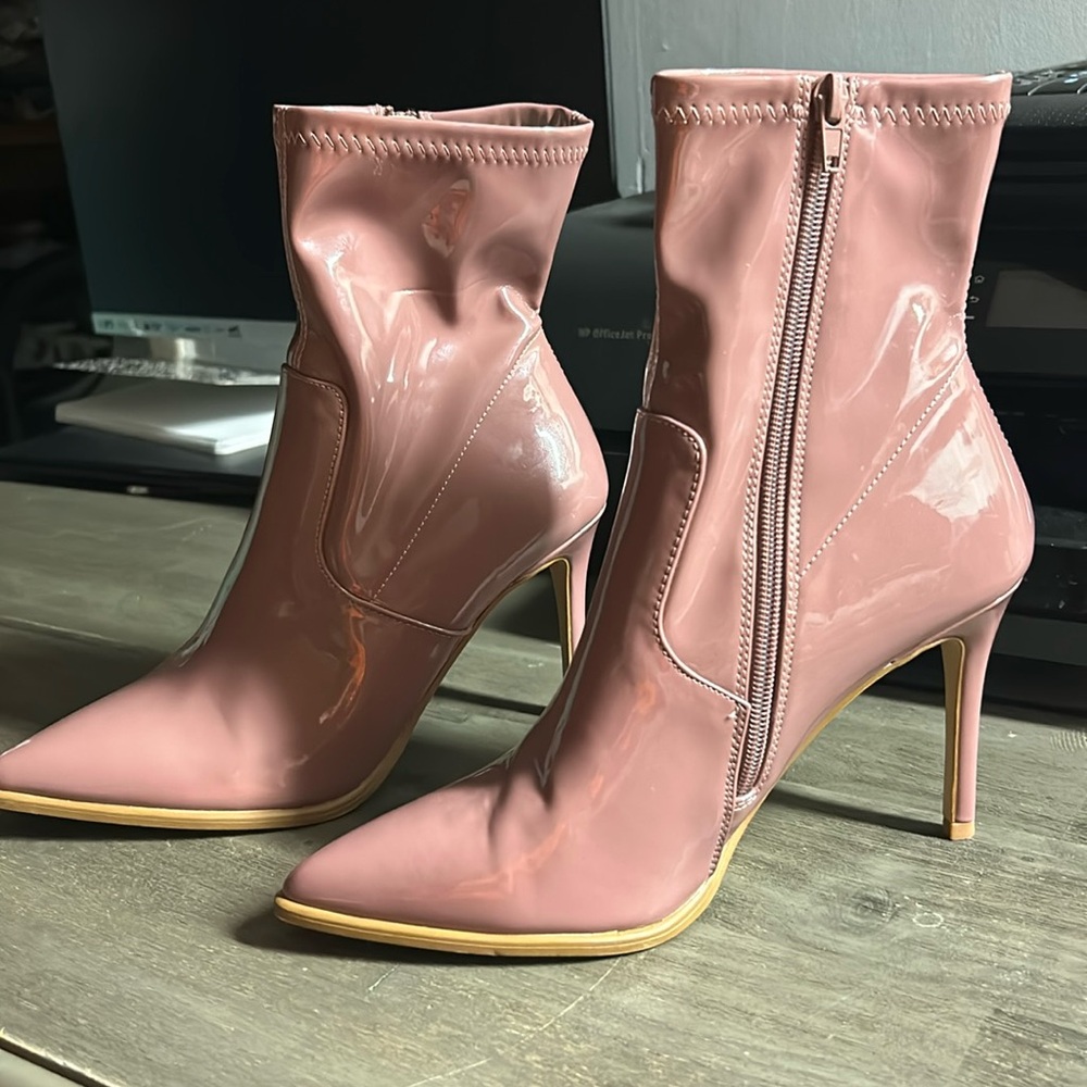 Steve Madden Mauve Patent Leather Ankle Boots Womens 8.5 EUC